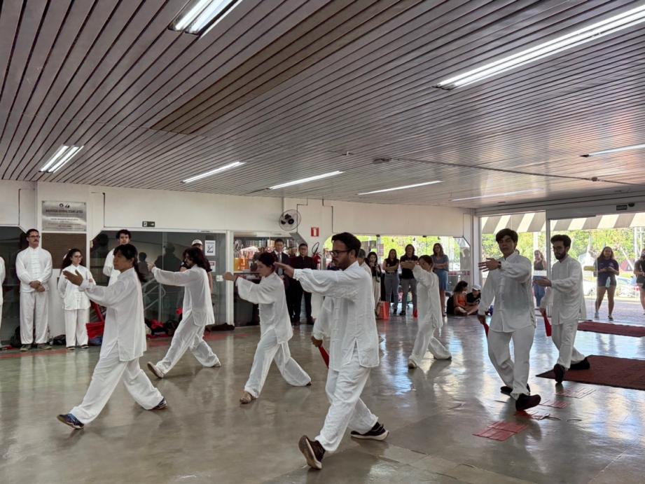 一群人在房间里跳舞 描述已自动生成