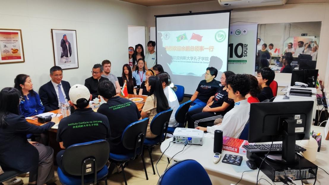 一群人在房间里 描述已自动生成